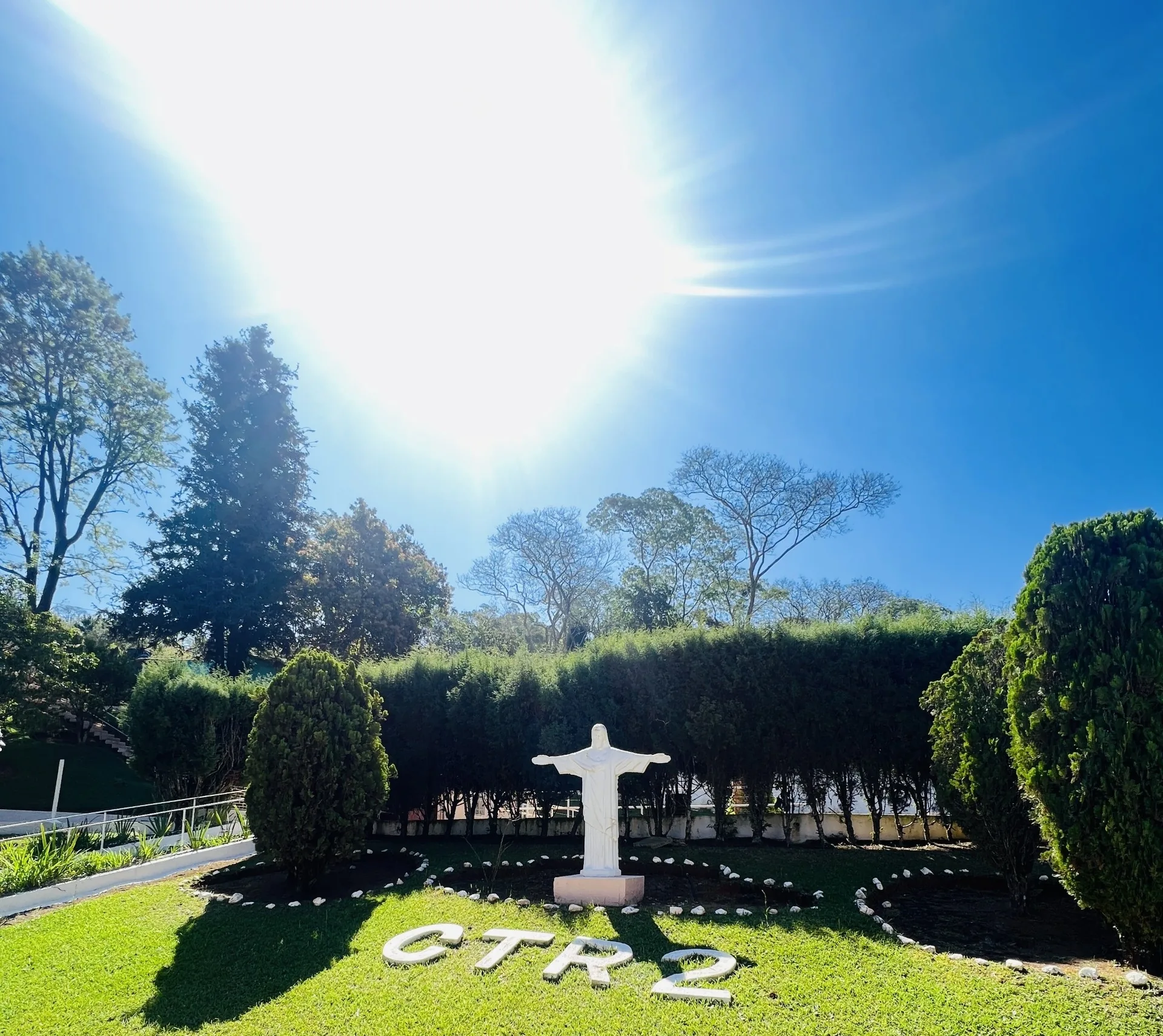 Jardim da unidade com imagem do Cristo e identificação CTR2